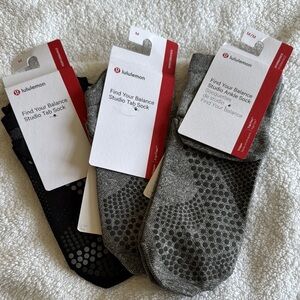 NWT lululemon Black and Gray Studio Tab Socks. Size M.